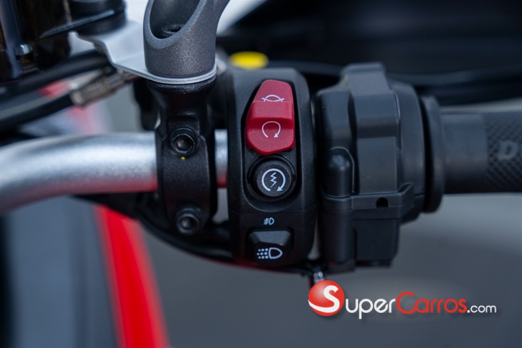 2025 Ducati Multistrada — foto 8 / 12