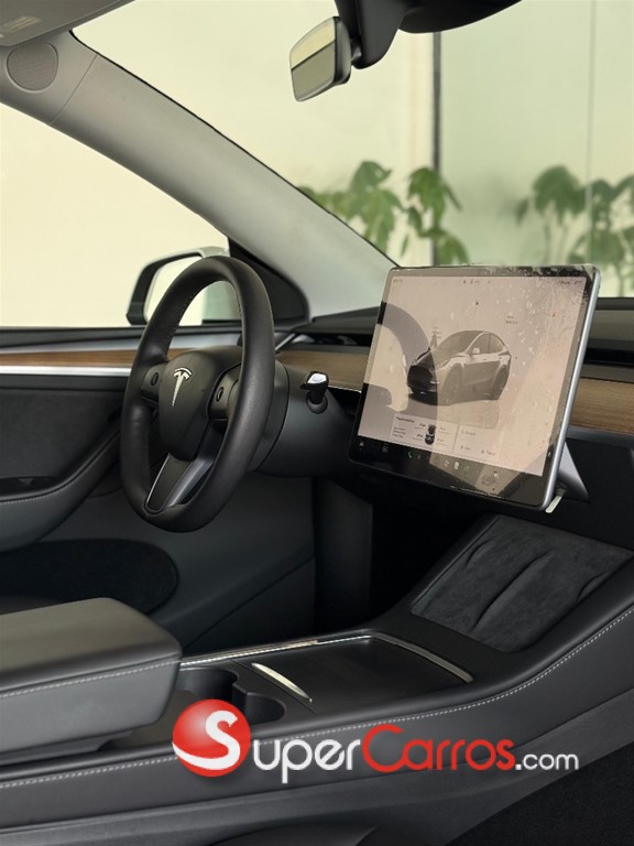 2024 Tesla Model Y Long Range — foto 9 / 11