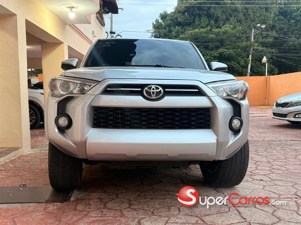 2020 Toyota 4 Runner SR5 — foto 2 / 12