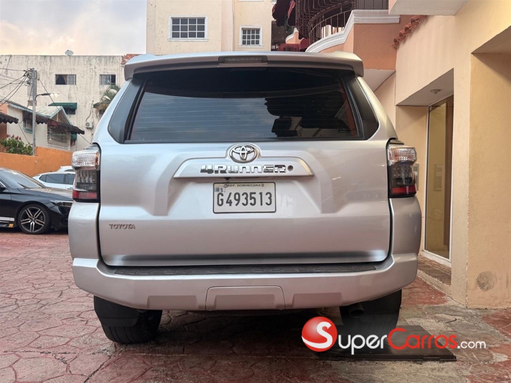 2020 Toyota 4 Runner SR5 — foto 4 / 12
