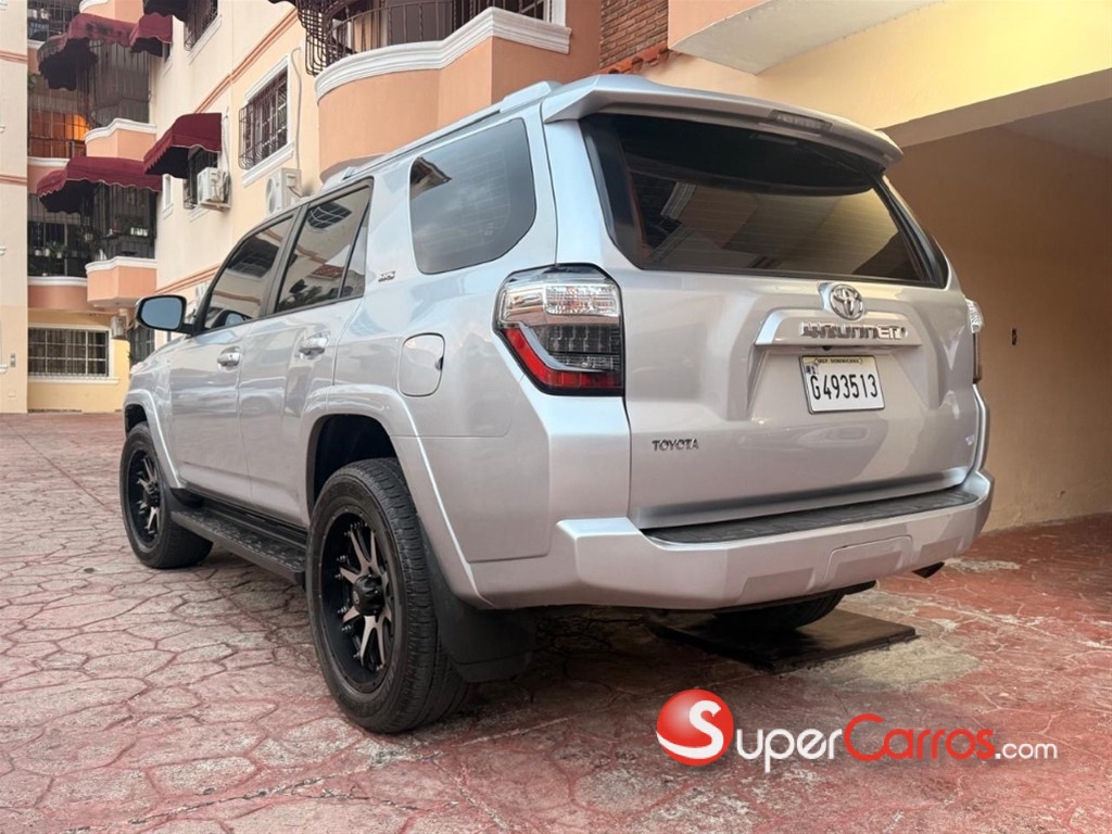 2020 Toyota 4 Runner SR5 — foto 5 / 12