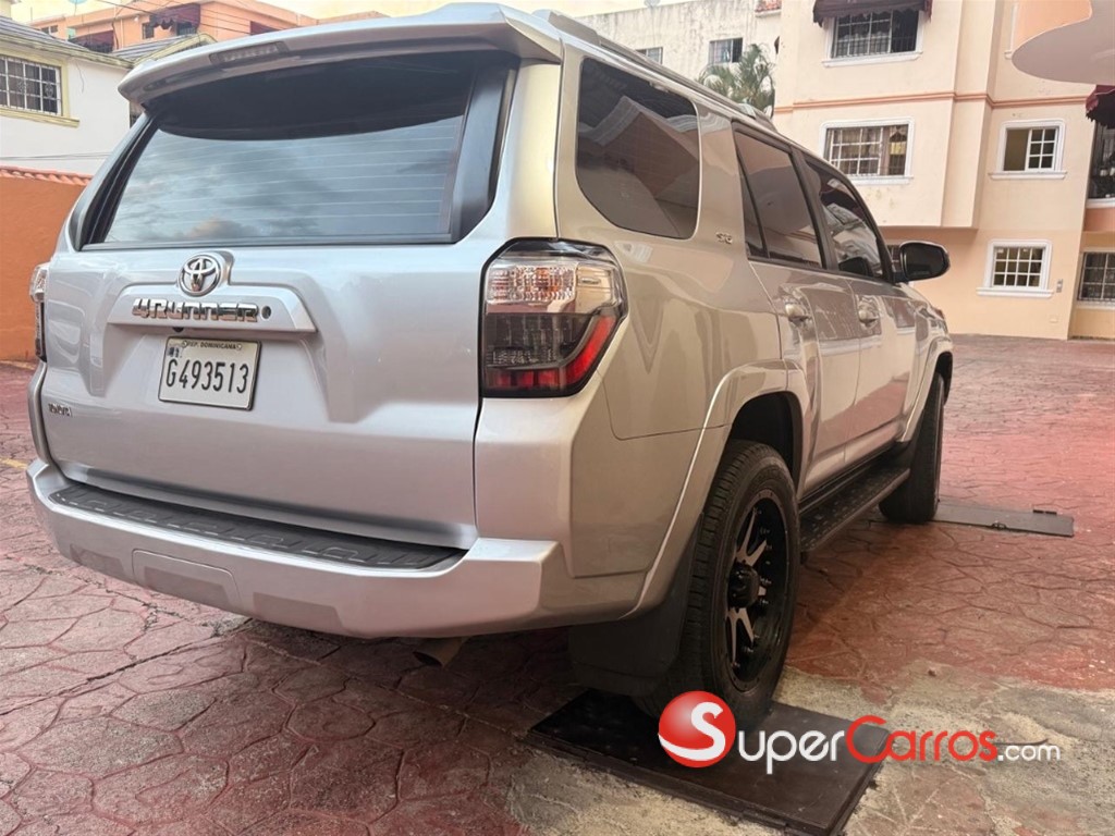 2020 Toyota 4 Runner SR5 — foto 6 / 12