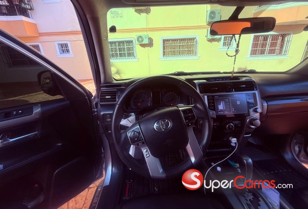 2020 Toyota 4 Runner SR5 — foto 11 / 12