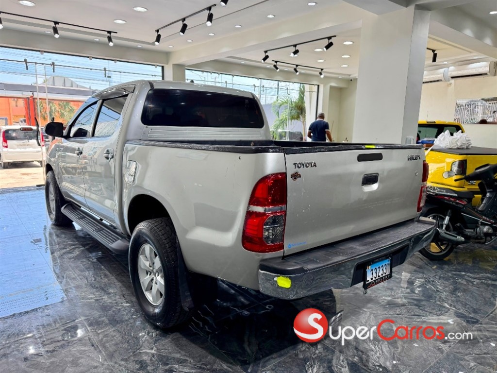 2015 Toyota Hilux — foto 4 / 12