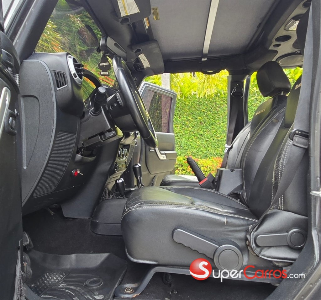 2014 Jeep Wrangler Sahara Unlimited — foto 7 / 12