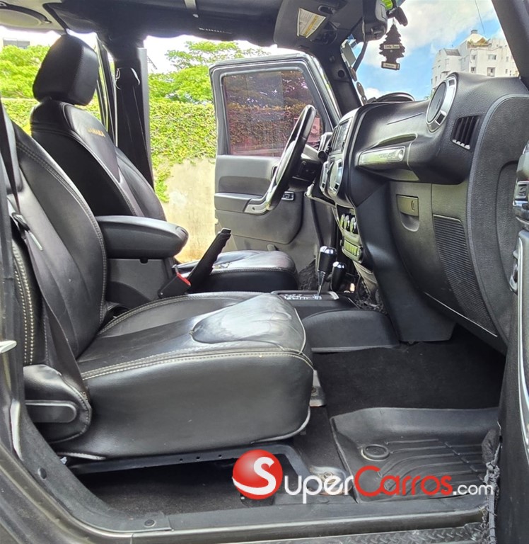 2014 Jeep Wrangler Sahara Unlimited — foto 8 / 12
