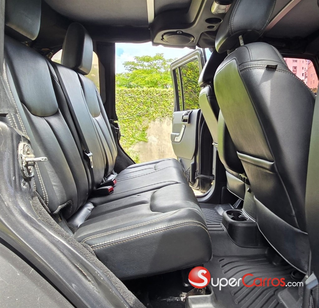 2014 Jeep Wrangler Sahara Unlimited — foto 9 / 12