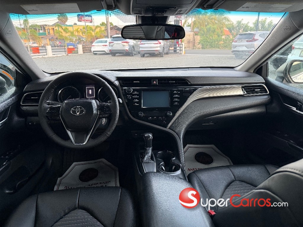 2020 Toyota Camry SE — foto 8 / 12