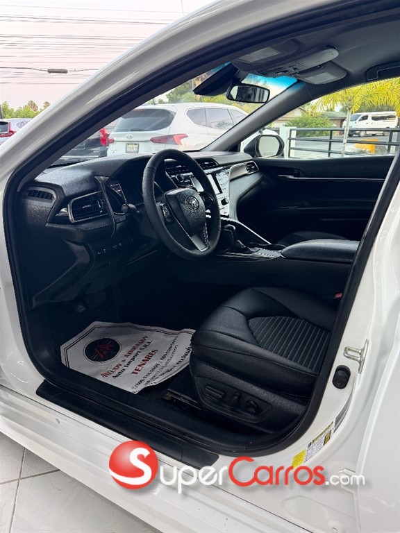2020 Toyota Camry SE — foto 11 / 12