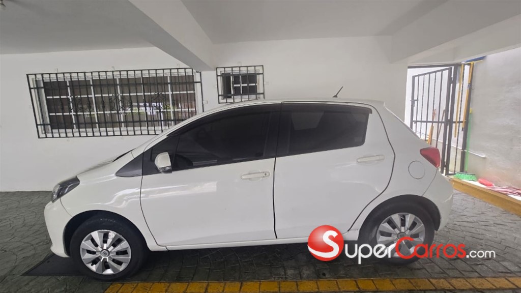 2017 Toyota VITZ — foto 2 / 9