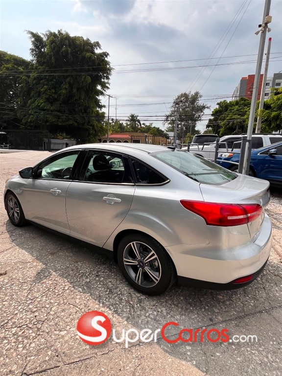 2017 Ford Focus SE — foto 5 / 9
