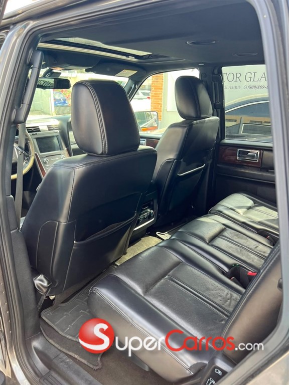 2017 Lincoln Navigator — foto 8 / 12