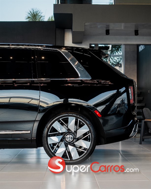 2027 Rolls Royce Cullinan — foto 4 / 11