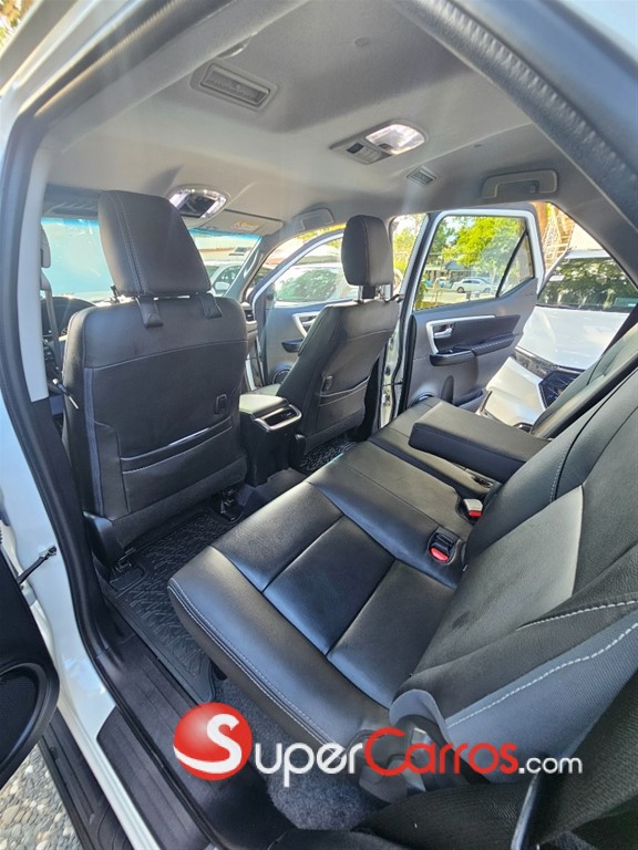 2023 Toyota Fortuner SRV — foto 7 / 10