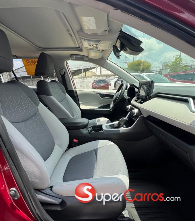 2020 Toyota RAV4 XLE Premium — foto 9 / 11