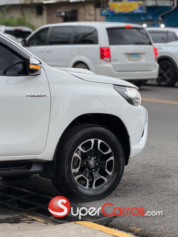 2016 Toyota Hilux Limited — foto 8 / 12