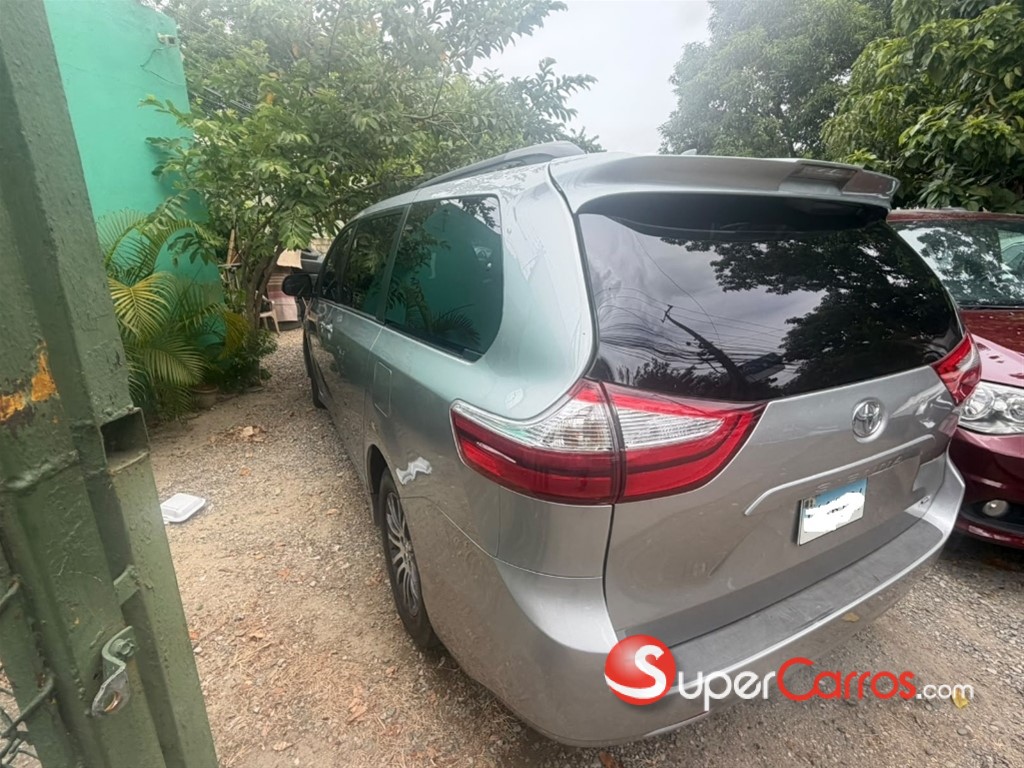 2019 Toyota Sienna XLE — foto 2 / 7