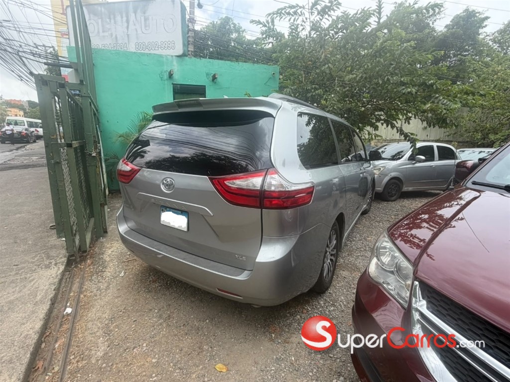 2019 Toyota Sienna XLE — foto 3 / 7