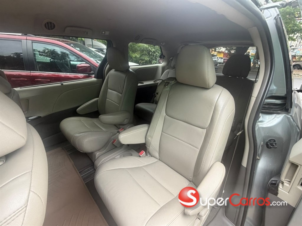2019 Toyota Sienna XLE — foto 6 / 7
