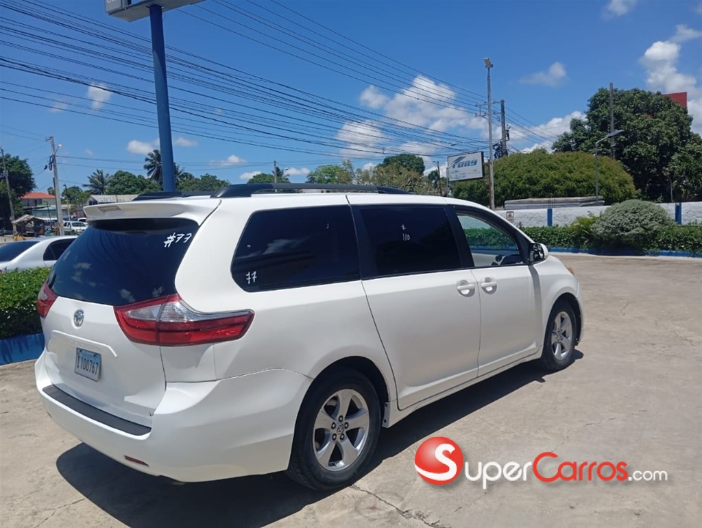 2017 Toyota Sienna LE — foto 2 / 4