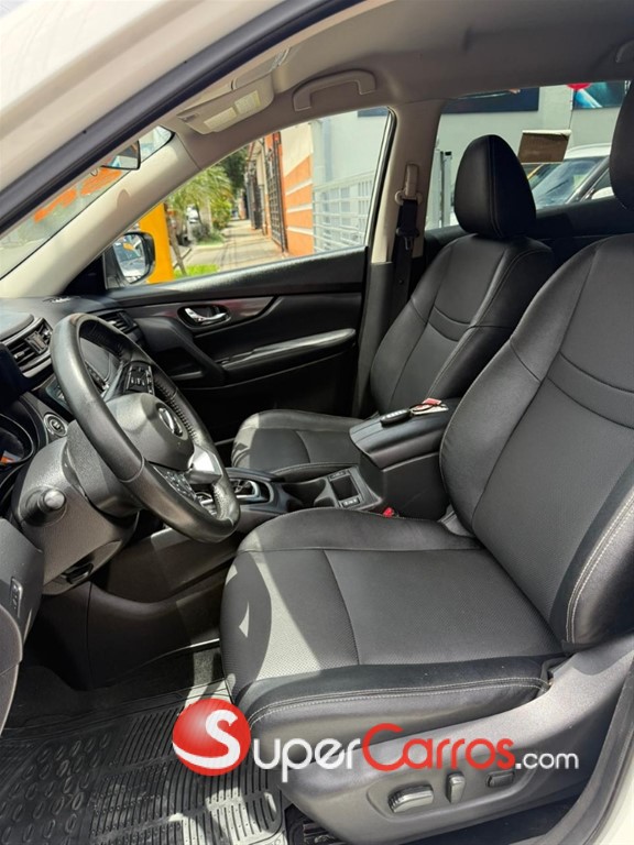 2020 Nissan Rogue SV — foto 8 / 10