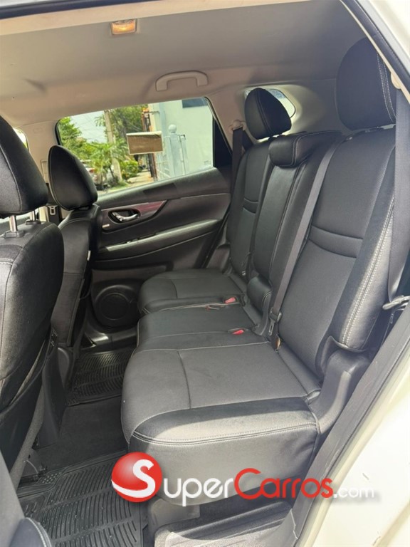 2020 Nissan Rogue SV — foto 9 / 10