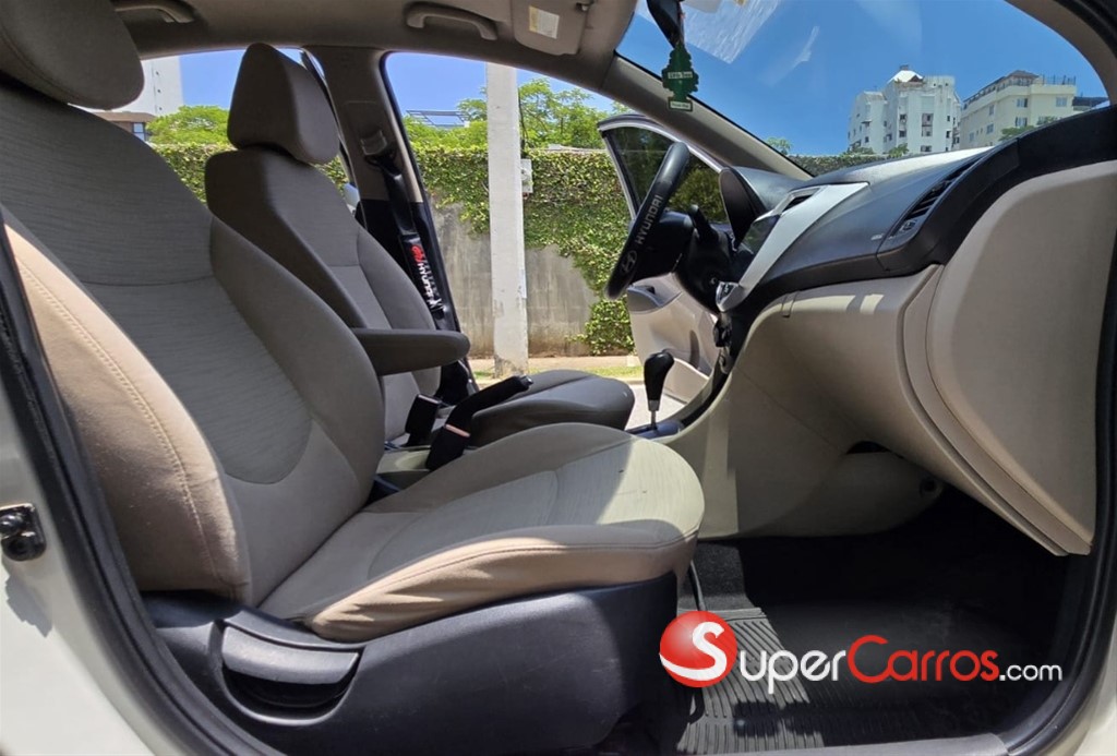 2016 Hyundai Accent SE — foto 9 / 12