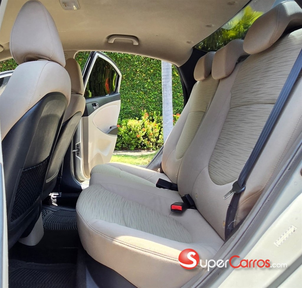2016 Hyundai Accent SE — foto 10 / 12