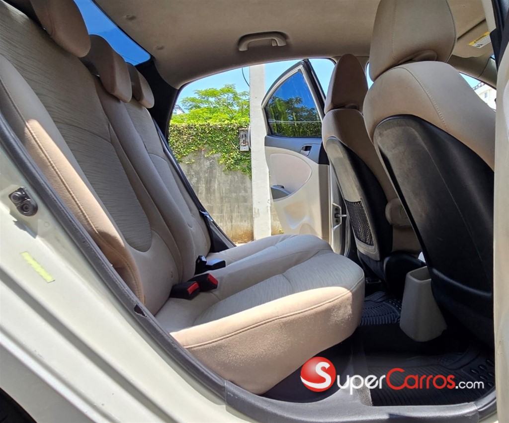 2016 Hyundai Accent SE — foto 11 / 12