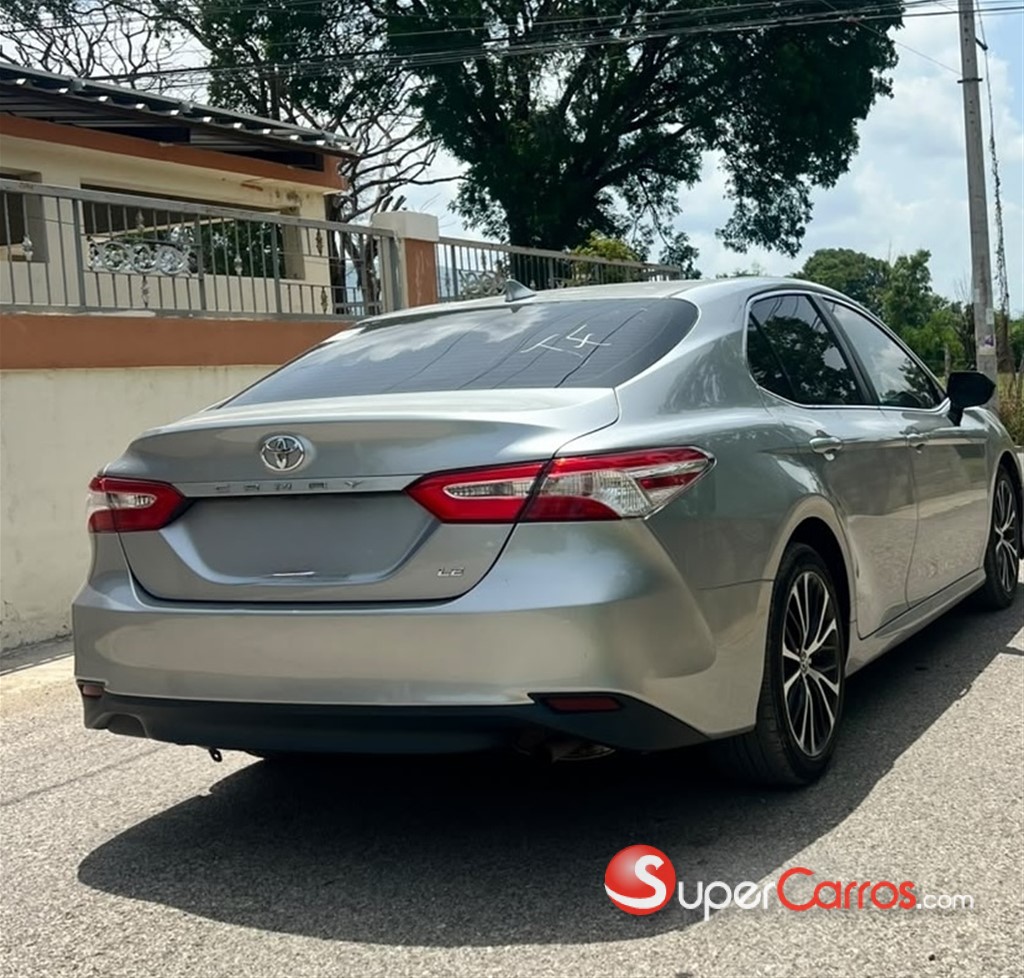 2020 Toyota Camry LE — foto 8 / 12
