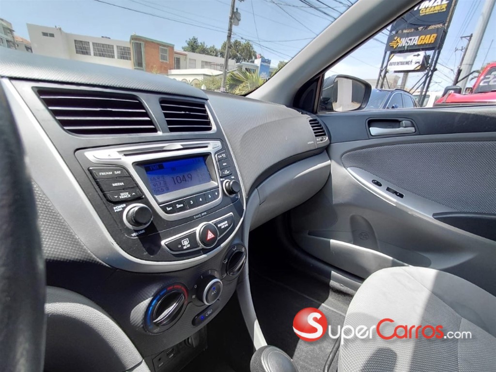 2014 Hyundai Accent Hatchback — foto 6 / 8