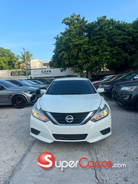 2017 Nissan Altima SV — foto 2 / 10