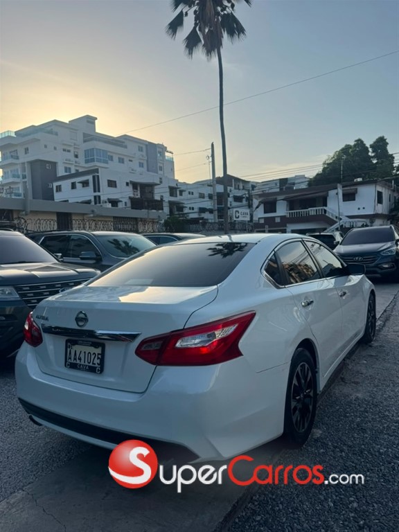 2017 Nissan Altima SV — foto 4 / 10