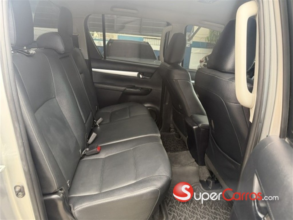 2022 Toyota Hilux SRV — foto 10 / 12