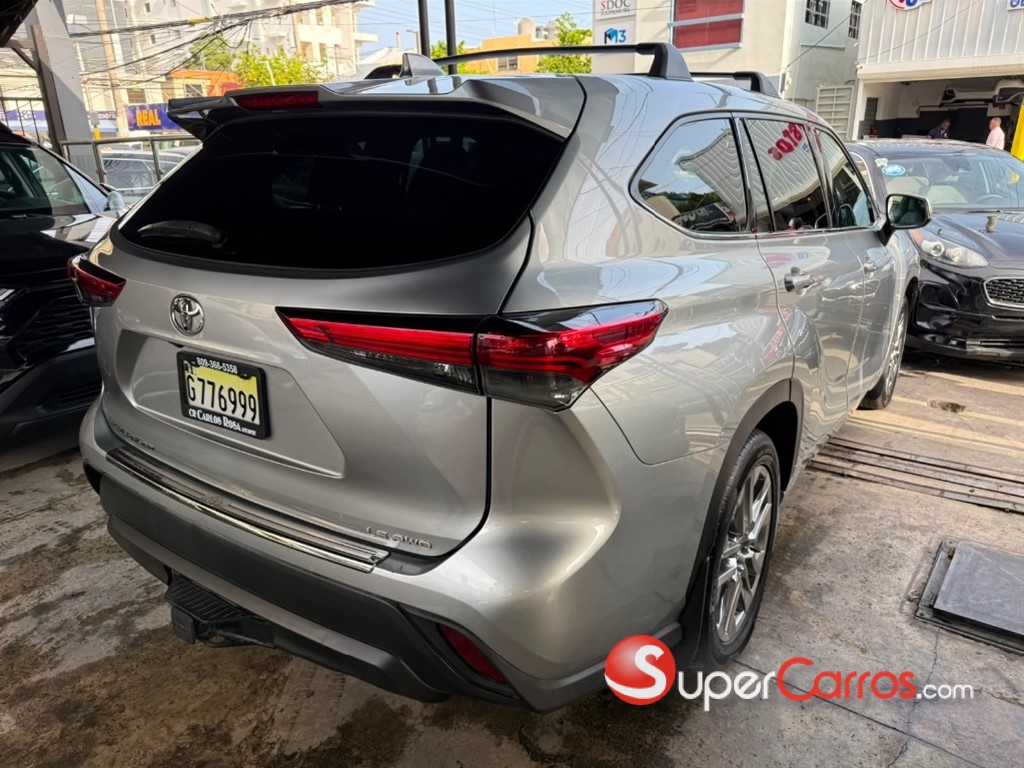 2020 Toyota Highlander LE Plus — foto 2 / 9