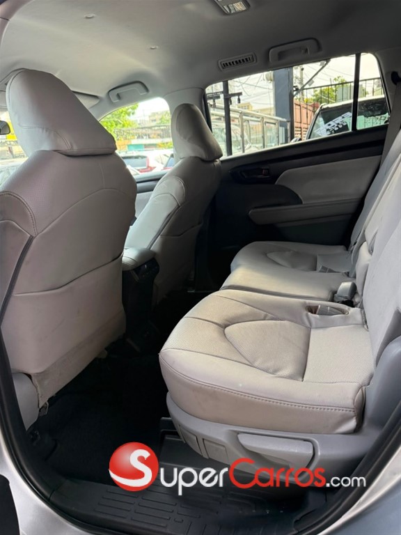 2020 Toyota Highlander LE Plus — foto 6 / 9
