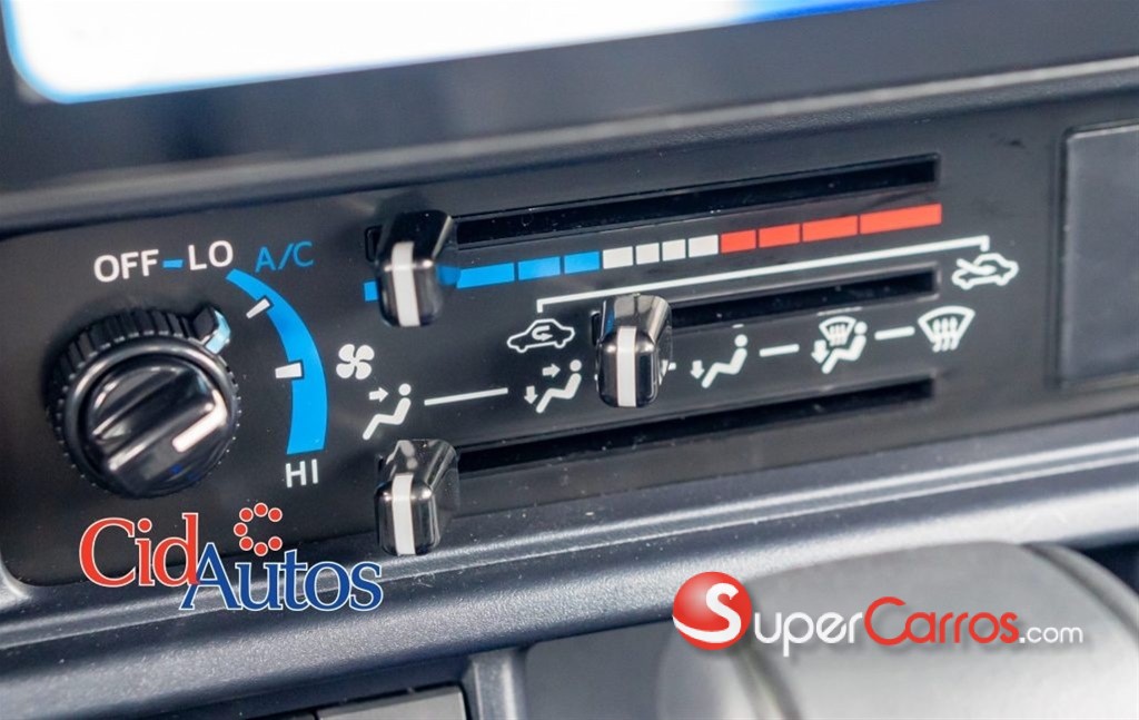 2027 Toyota Land Cruiser Serie 70 — foto 8 / 12