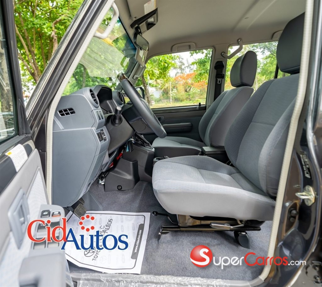 2027 Toyota Land Cruiser Serie 70 — foto 9 / 12