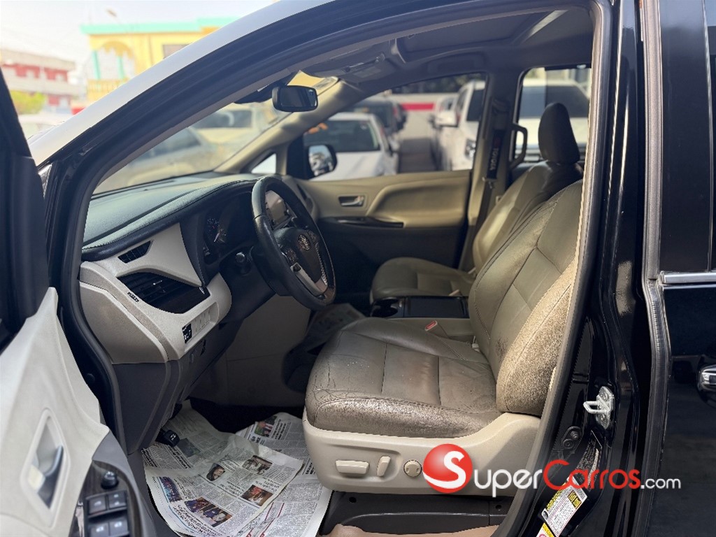 2018 Toyota Sienna XLE — foto 8 / 12
