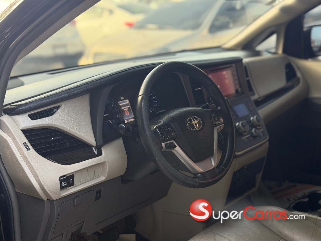 2018 Toyota Sienna XLE — foto 9 / 12