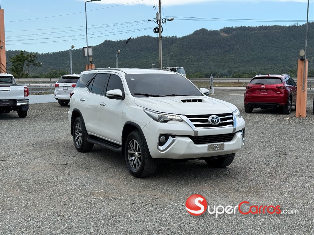 2017 Toyota Fortuner SRV — foto 2 / 12