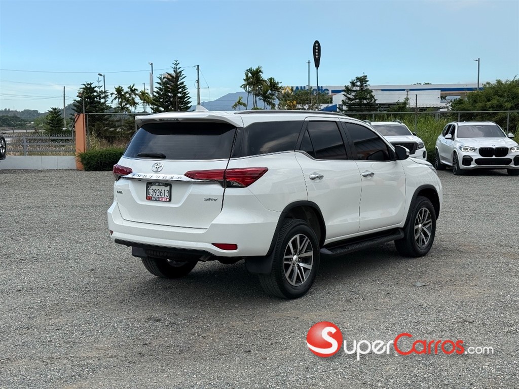 2017 Toyota Fortuner SRV — foto 3 / 12