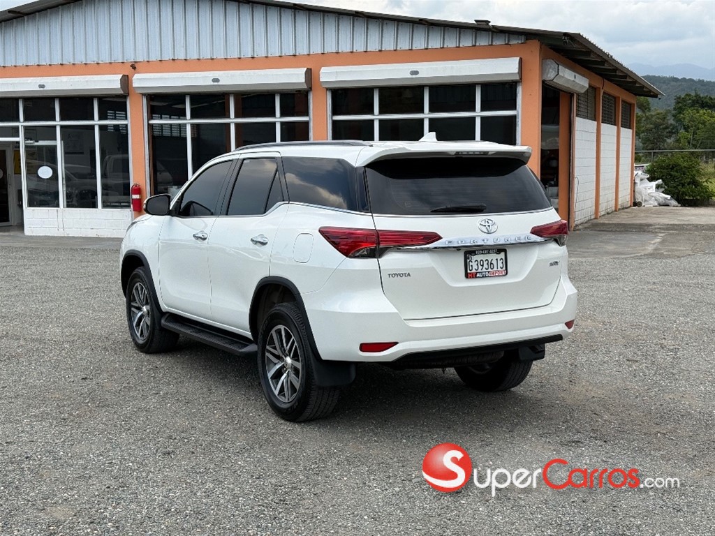 2017 Toyota Fortuner SRV — foto 4 / 12