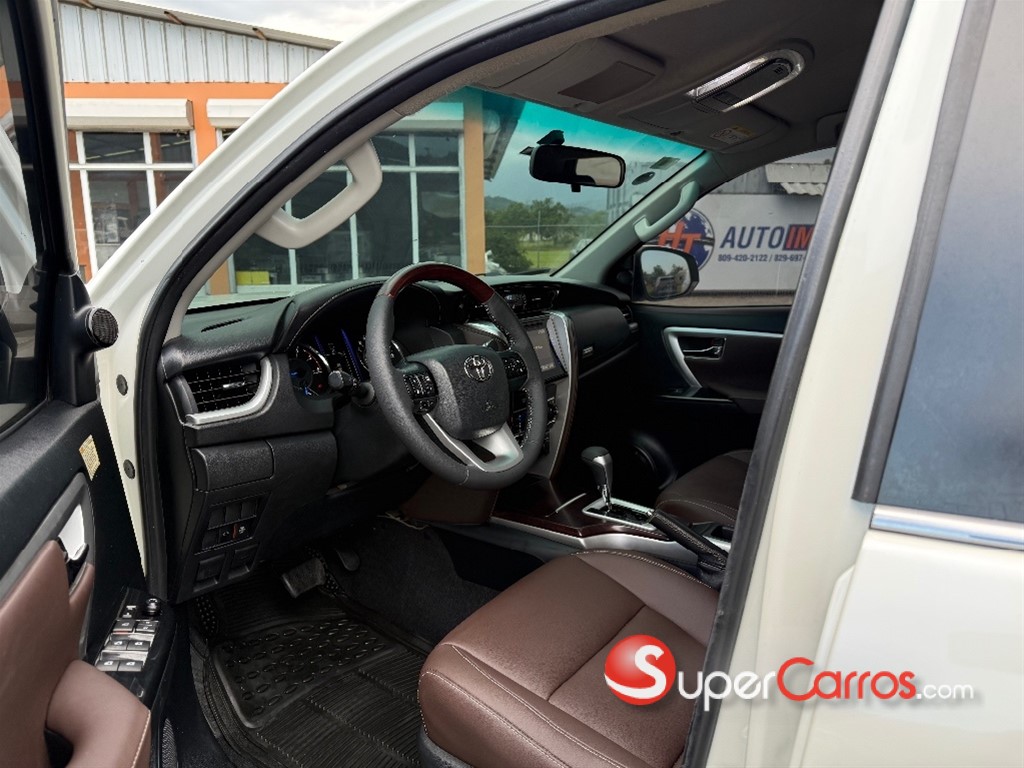 2017 Toyota Fortuner SRV — foto 5 / 12
