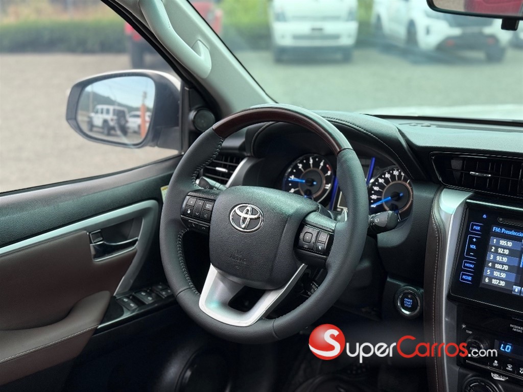 2017 Toyota Fortuner SRV — foto 6 / 12