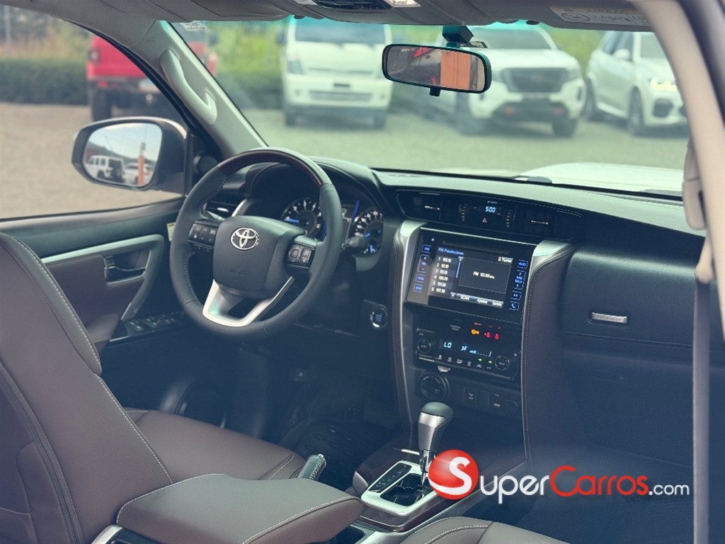 2017 Toyota Fortuner SRV — foto 7 / 12