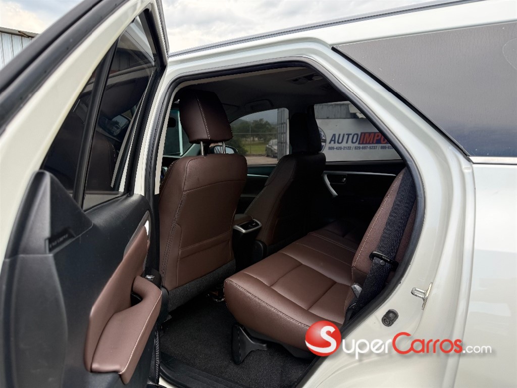 2017 Toyota Fortuner SRV — foto 8 / 12