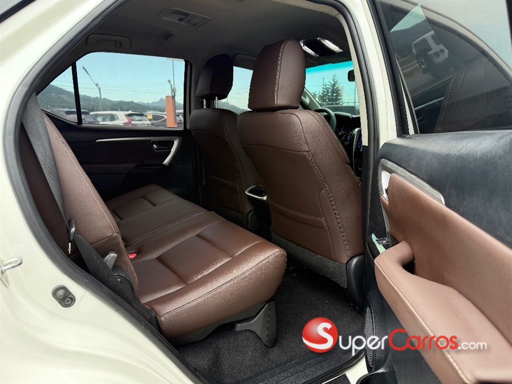 2017 Toyota Fortuner SRV — foto 9 / 12