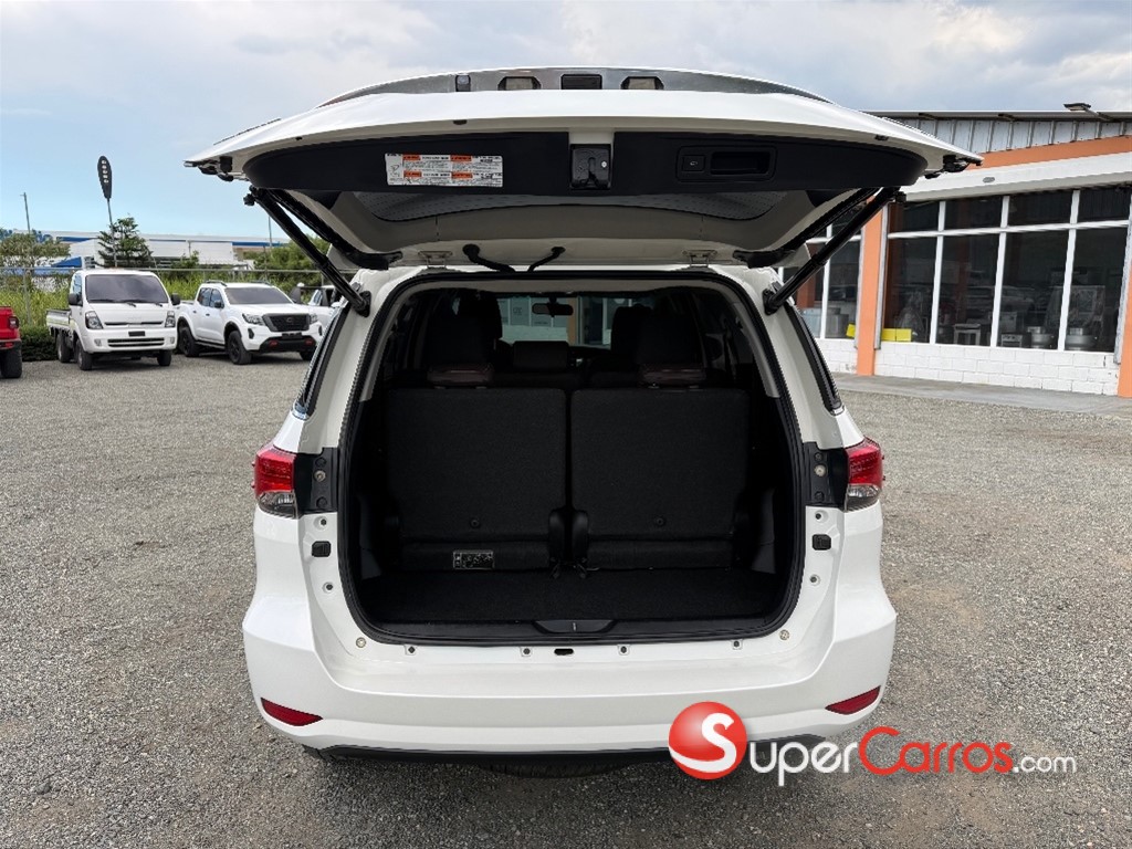 2017 Toyota Fortuner SRV — foto 10 / 12