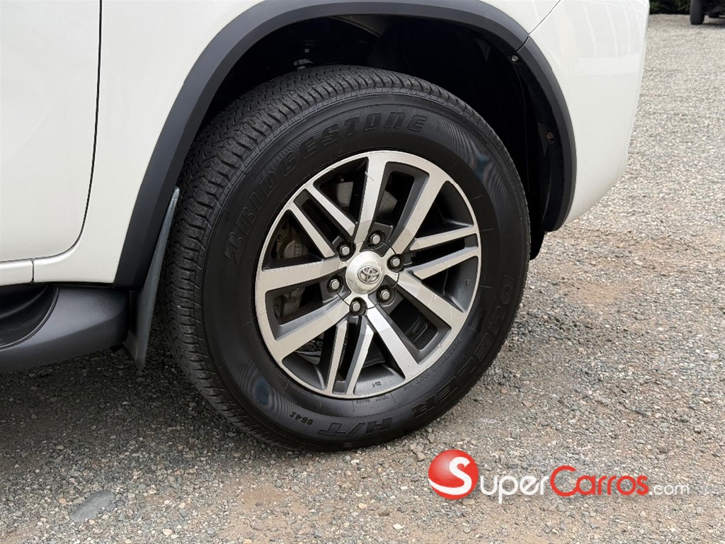 2017 Toyota Fortuner SRV — foto 11 / 12